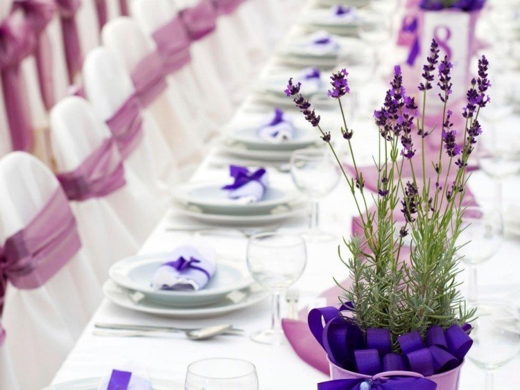 Bordsdekoration med lavendel-hink-kruka-band-violett-färg