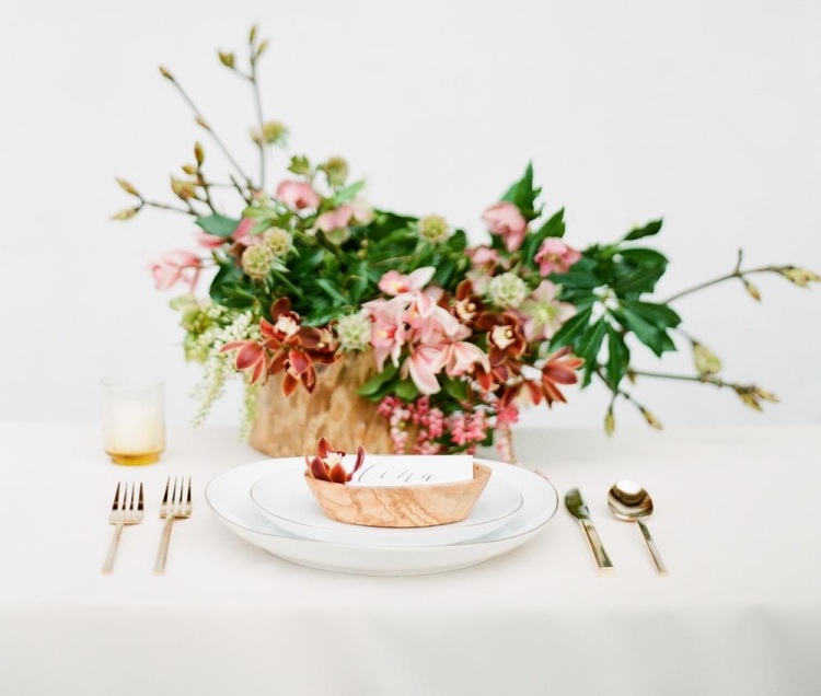 bordsdekoration med orkidéer vårbröllop olivträ plats kort
