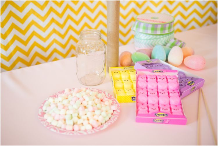 Gör dina egna bordsdekorationer färgglada-marschmallows-lila-rosa-gul-kanin-pickle-jar-kökspappersrulle