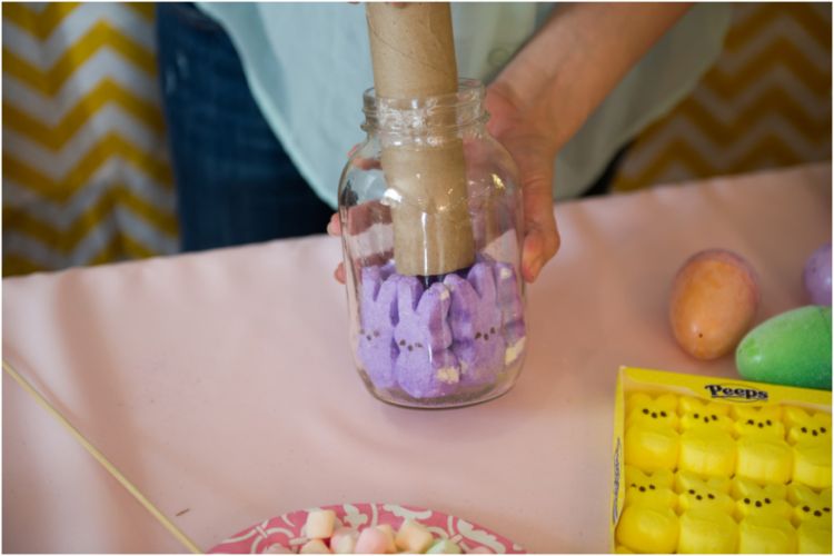 Gör bordsdekorationer själv lila-gul-marshmallow-påsk kanin-pickle burk-kökspappersrulle