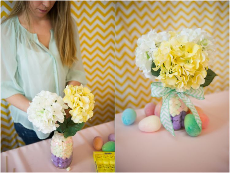 bordsdekoration-gör-det-själv-färgglada-påskägg-konstgjorda-blommor-vit-gul-färgglada-marschmallow-lila-påskkaniner