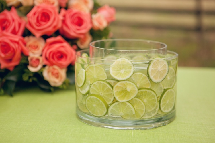 bordsdekoration-gör-det-själv-enkla-instruktioner-vatten-lime-frukt-dekoration