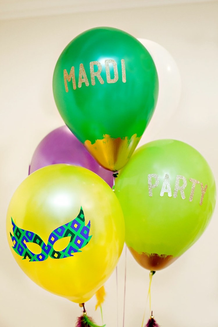 färgade ballonger bordsdekoration karneval mask bokstäver