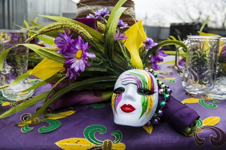 bukettbordsdekoration för karneval lila gulgröna maskpärlor
