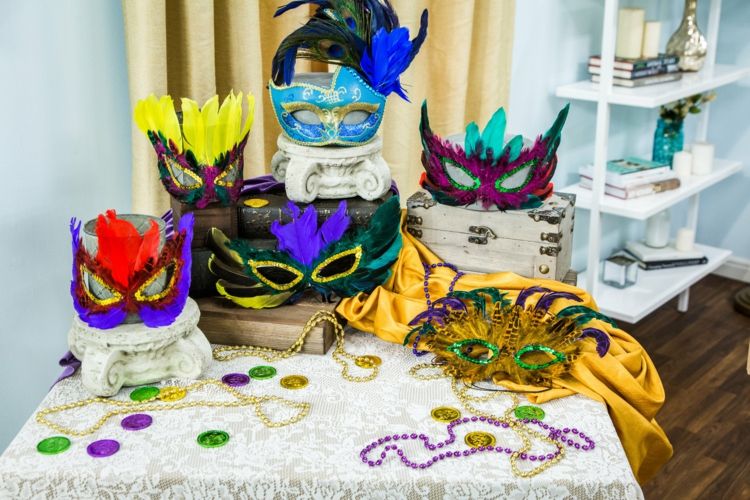 bordsdekorationer för karnevalsmynt fjädrar masker karneval