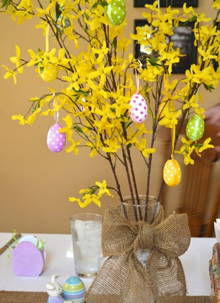 bordsdekoration för påsk påskbukett-forsythia-påskägg-linne-rosett