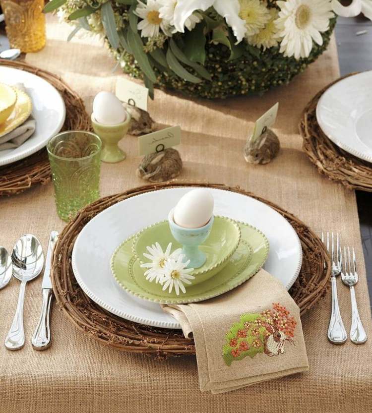 bordsdekoration för påsk rustik stil-grenar-tallrikar-dekoration-bo-beige-bordslöpare-grönt-porslin