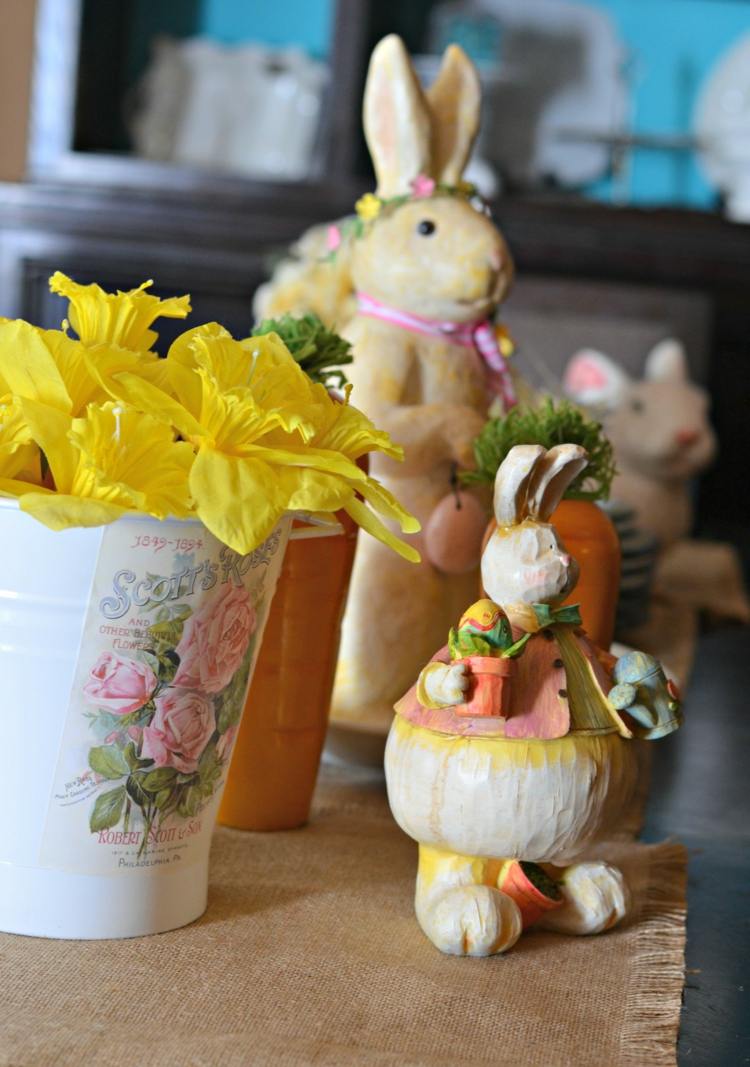 bord-dekoration-för-påsk-påsk-kanin-figurer-narcissus-vas-vintage