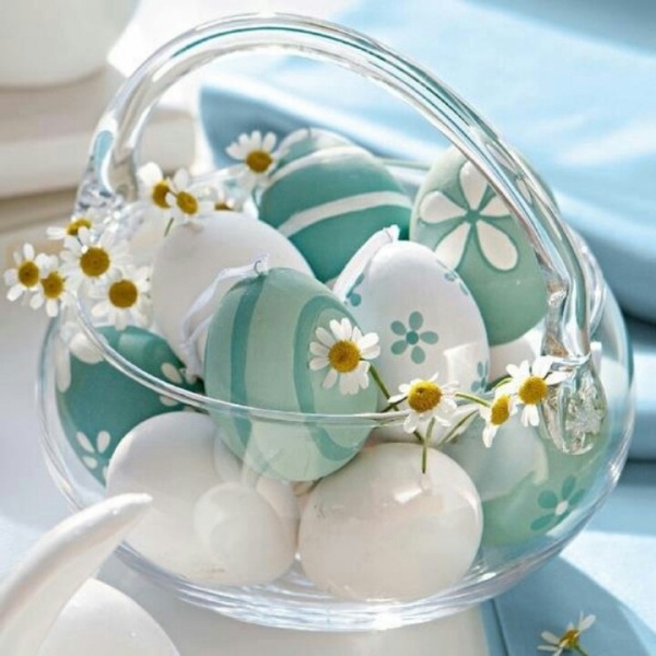Glasskål fylld med kamomill, vita och blå påskägg - dekorera påskbordet