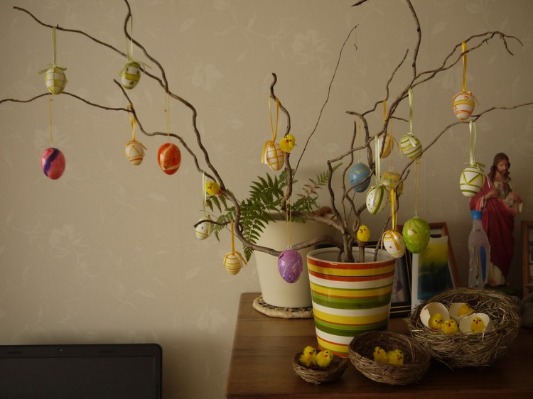 bordsdekoration-påsk-påsk-träd-grenar-påsk-ägg-hängen