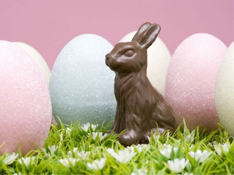 bordsdekoration-påsk-choklad-kanin-glittrande-påsk-ägg-dekoration