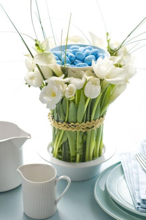 bordsdekoration påskblommarrangemang vitblått