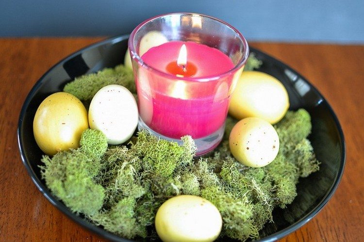 Gör bordsdekorationer till påsk själv: skål-mossa-säng-ljus-påskägg