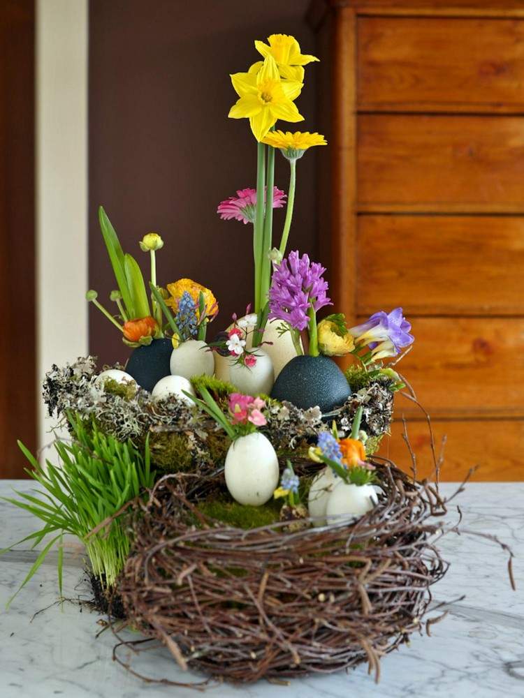 Gör bordsdekorationer till påsk själv, bo-ägg-vaser-snittblommor-mossa