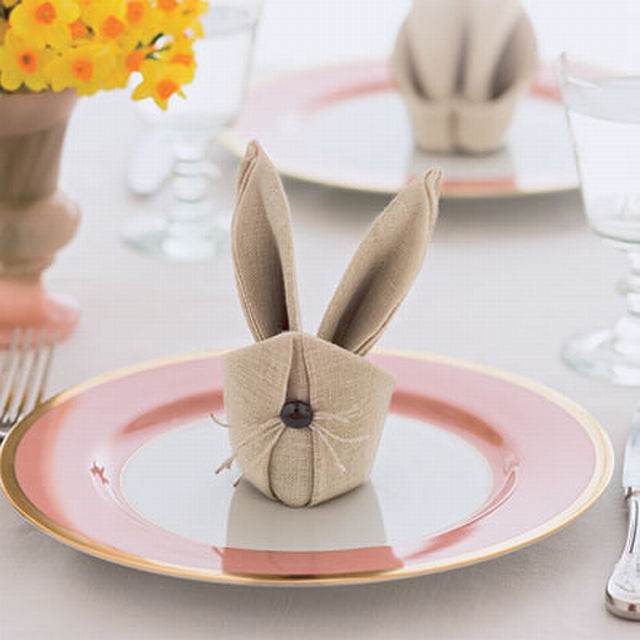 Gör bordsdekorationer till påsk själv, vik servetter med kaninöron