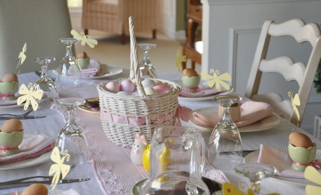 Bordsdekorationer för påsk gör dig korg ägg delikat rosa färg ägg koppar fjärilar