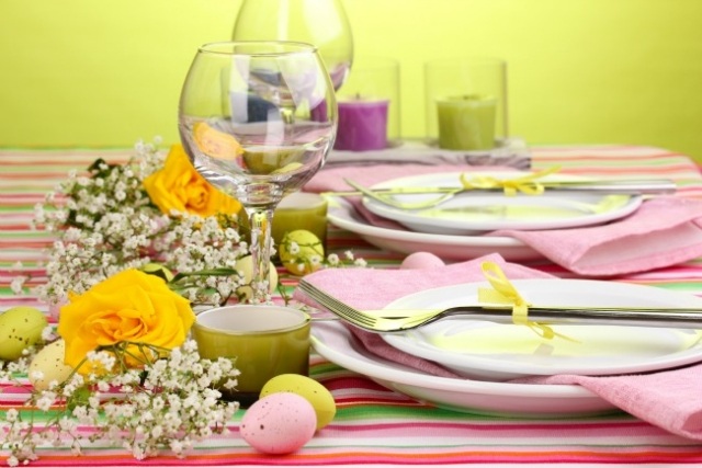 bordsdekoration påskrandig bordsduk rosa servettljushållare