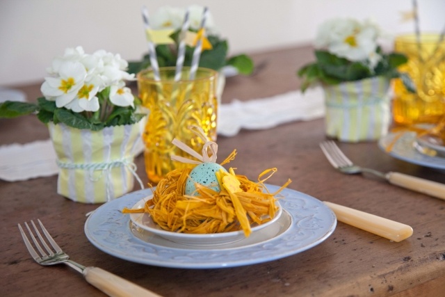 bordsdekorationer påskblå rätter gula glas krukväxter