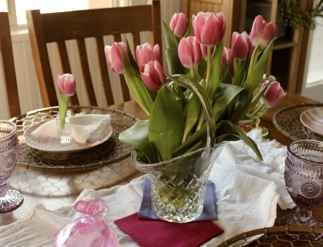 bordsdekorationer för påskidéer matta rosa tulpaner glasvas korgform