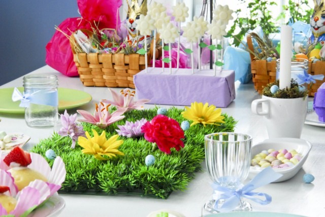 bordsdekorationer påsk själv gör gräsmatta blommor godsaker