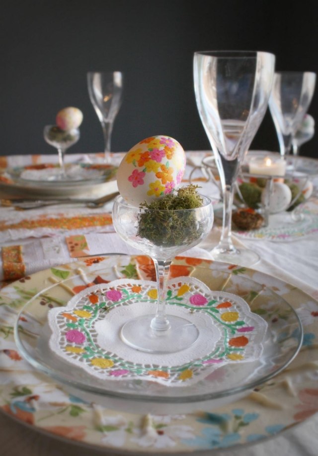 bordsdekoration påskmossa glasmålat äggklipptallrik