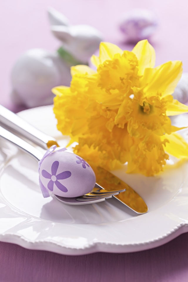 bordsdekoration påsk lila ägg påsklilja tallrik dekoration