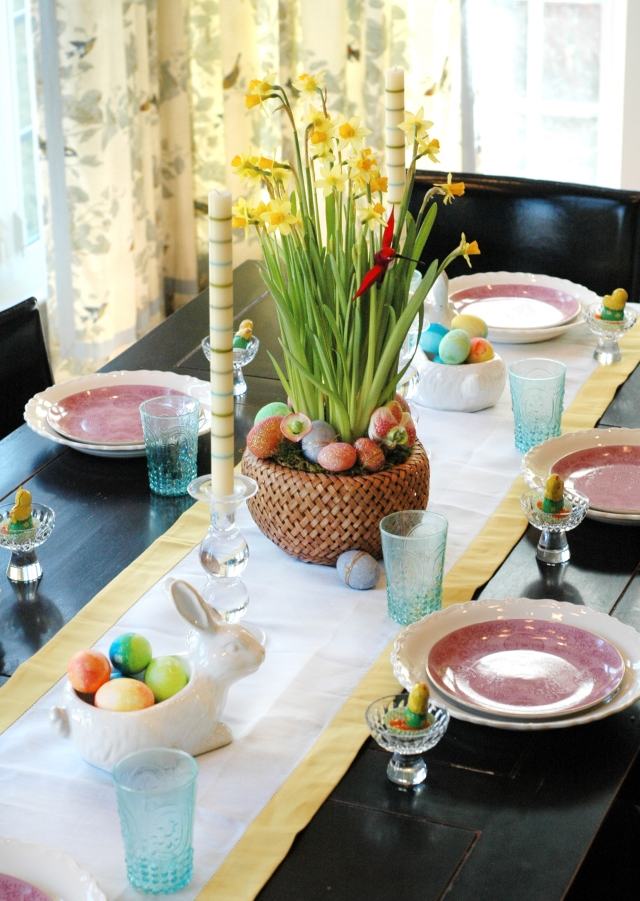 bordsdekoration påsk bordslöpare påskliljor korg målade ägg
