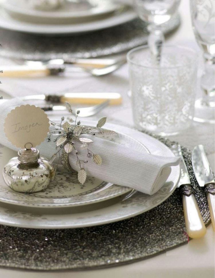 bordsdekoration för jul silver vit romantisk servettringboll