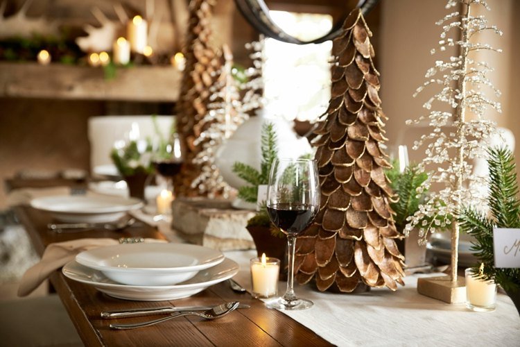 bordsdekorationer för jul rustik gran träd naturliga material vin