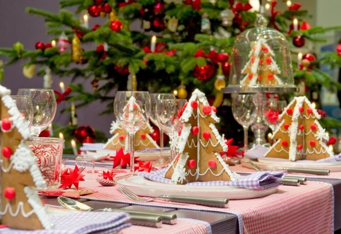 dekorera matbordet jul pepparkakor gran träddekoration