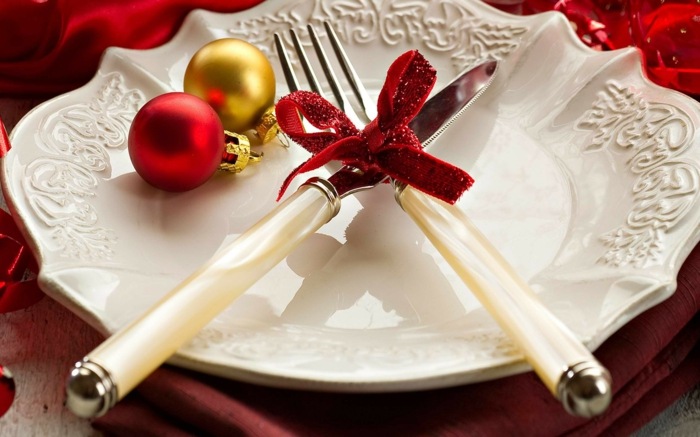 elegant tallrik bord dekoration jul rött band bollar guld