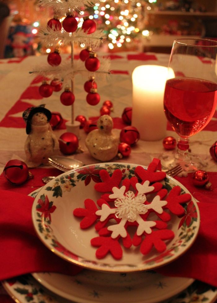 snöflinga jul vintern bordsdekorationer rött vitt ljus vin