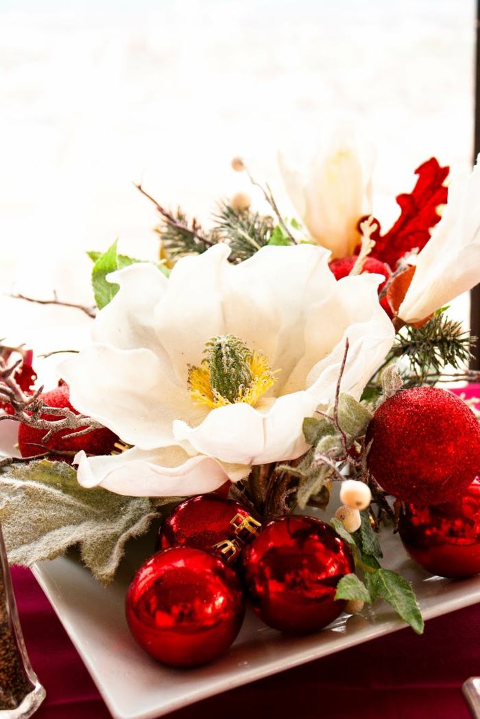 blommor arrangemang bollar röd jul dekoration styrelse