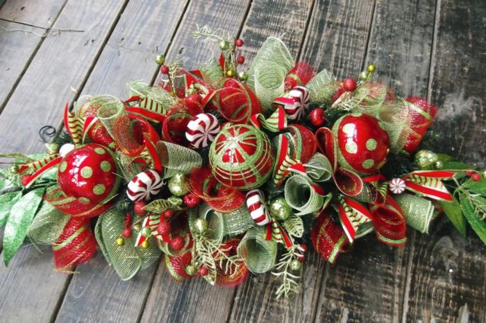 jularrangemang dekorera bordsbollar loopar rödgrön