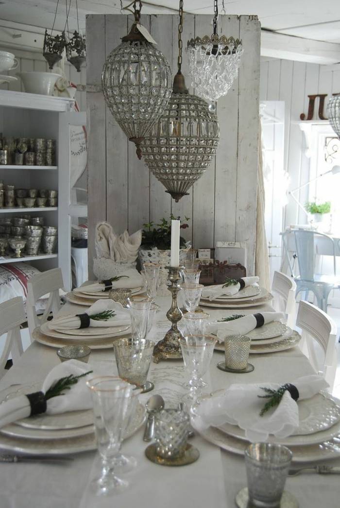 bordsdekorationer för vita vita ljus vintage servetter