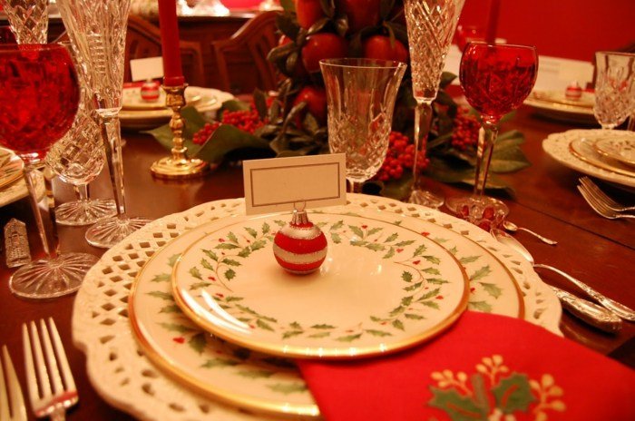 Bordsdekoration för rött kristallglas i julbord