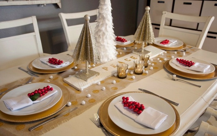 bordsdekoration enkla julgranbär guld vita ljus