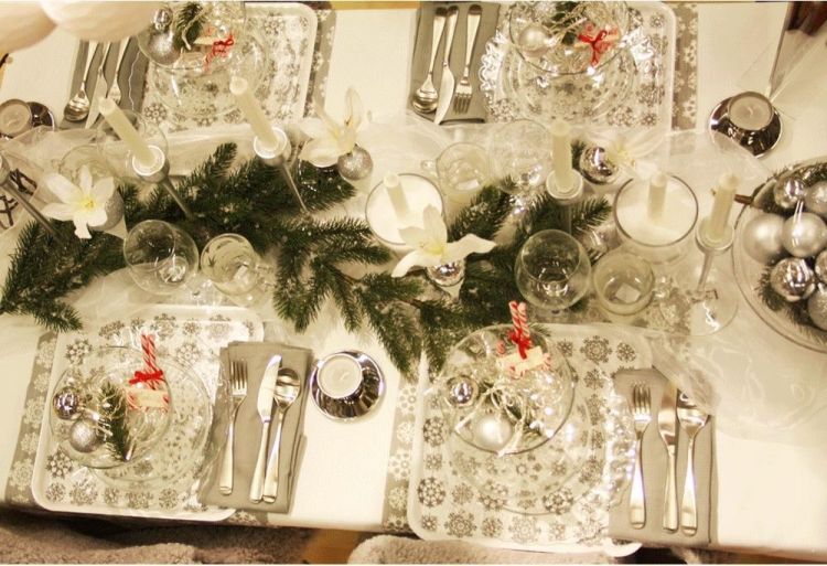 bordsdekoration-jul-idéer-bordsduk-vit-silver-bestick-gran grenar-glas