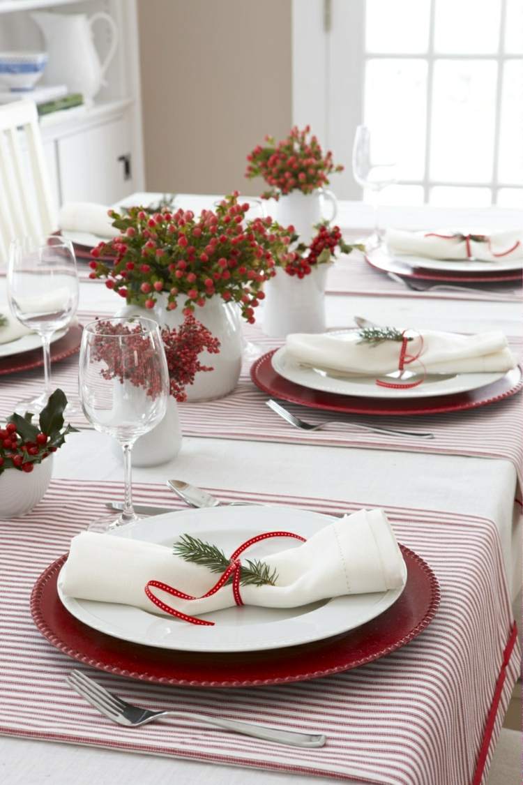 bordsdekoration för jul modern enkel röd tallrik gran gren accent