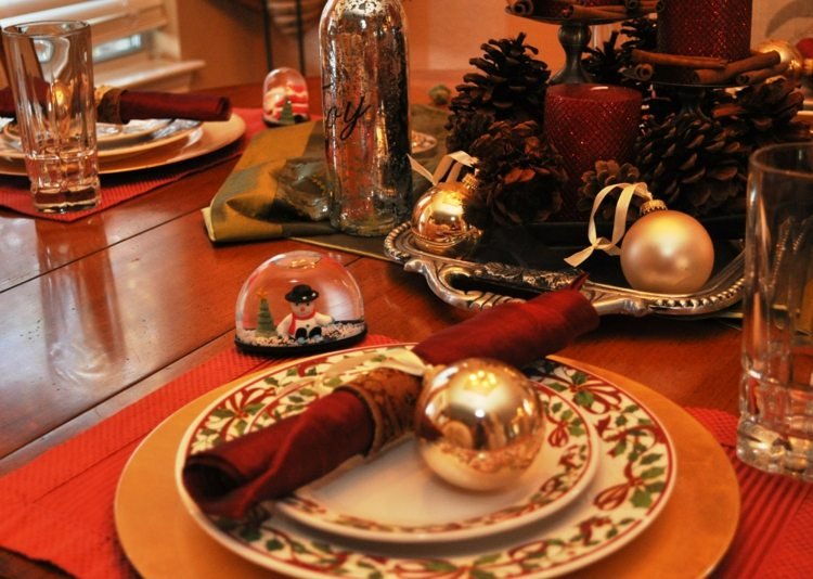 bordsdekorationer för julgrangrenar porslinmotiv bollar guld serviet