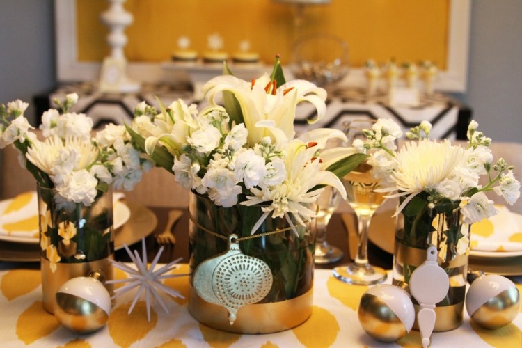 bordsdekorationer för julvaser glas guld ränder liljor