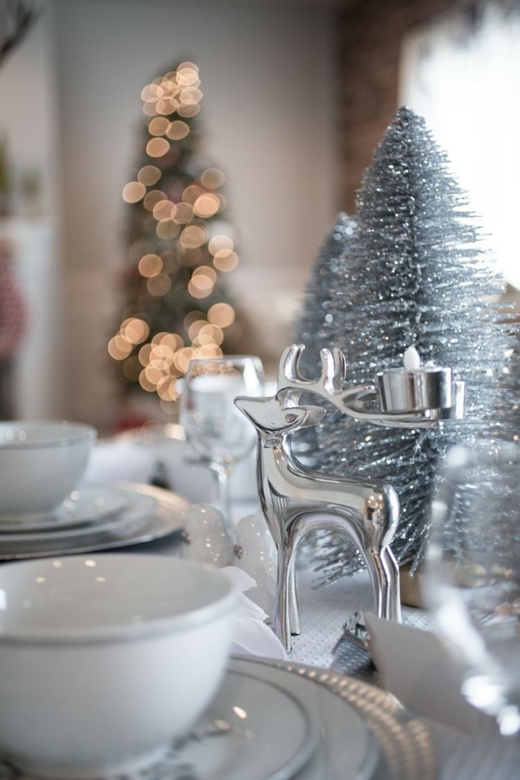 bordsdekoration för julren silver eleganta granar
