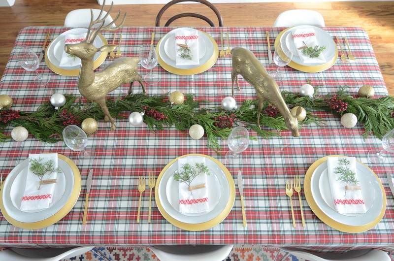 Bordsdekoration-jul-rådjur-rådjur-grenar-rutig-bordsduk