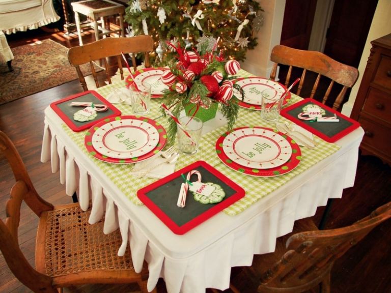 bordsdekorationer för julbukett med vintergröna bollar röda och vita bord