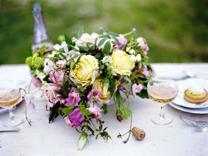 romantiskt blomsterarrangemang bordsdekoration för ett bröllop på våren
