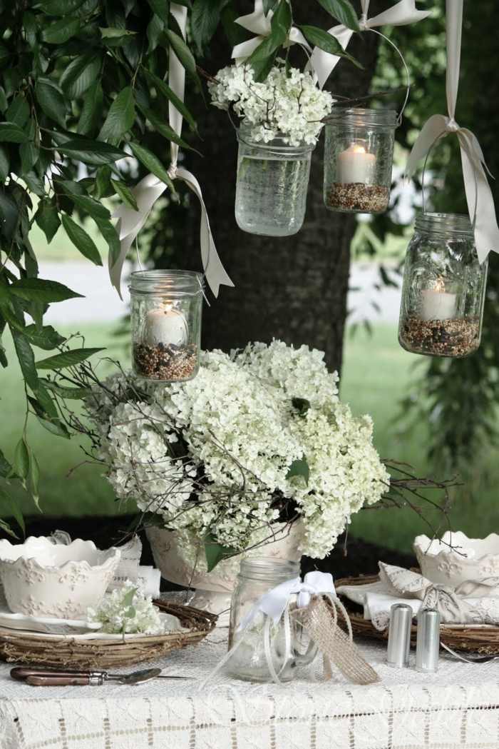 romantiska bordsdekorationer för bröllopet i vårvita lila