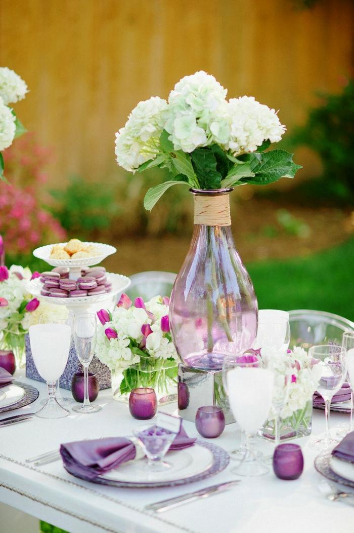 trädgård bröllop vår vas glas lila blommor vit