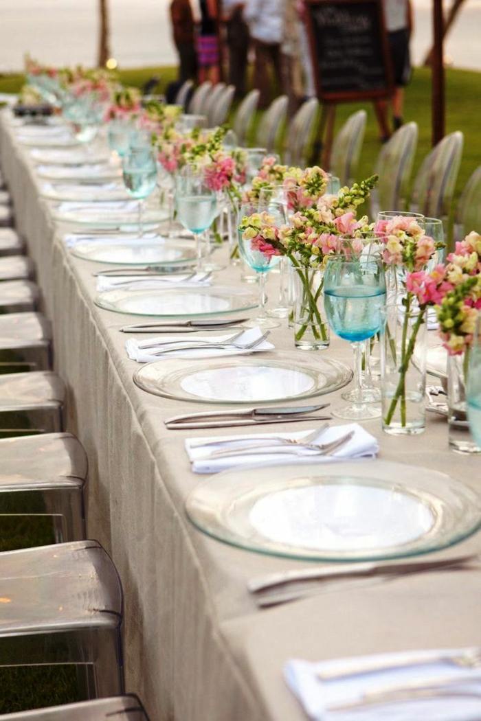 vårblommor bordsdekorationer bröllop elegant tallrik glas gäster