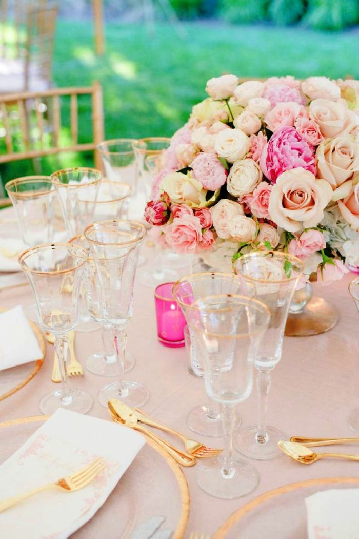 eleganta bordsdekorationer för bröllopet i vårrosa rosor