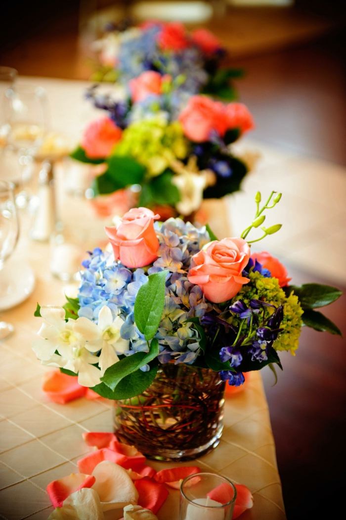 färgglada blommor våren ordna bröllop bord dekoration idé